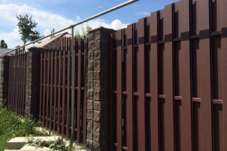 Забор из евроштакетника с кирпичными столбами 25 метров фото в Мытищах