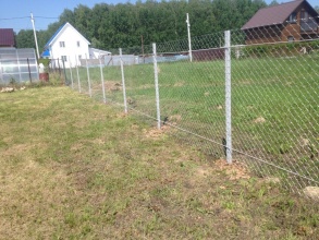 Забор из сетки рабицы в натяг с протяжкой арматуры 30 метров фото с установкой