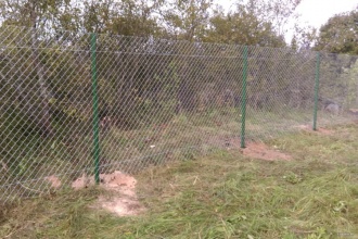 Забор из сетки рабицы в натяг с протяжкой арматуры 6 соток фото цена под ключ