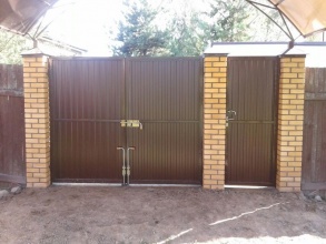 профнастил с распашными воротами - пример 11 фото в Мытищах