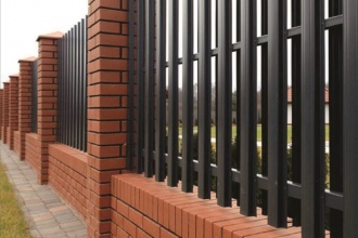 Забор из евроштакетника с кирпичными столбами 20 соток фото в Мытищах