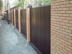 Забор из профнастила с кирпичными столбами 72 метра фото в Мытищах