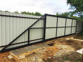 Откатные ворота с ручным управлением - пример 1 фото в Мытищах