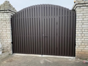 Ворота распашные из евроштакетника - пример 2 фото в Мытищах