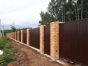 Кирпичный забор на ленточном фундаменте 12 метров фото в Мытищах