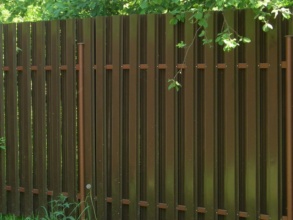 Забор из евроштакетника с бетонированием столбов 12 метров фото в Мытищах