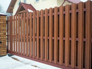 Забор из евроштакетника с кирпичными столбами 200 метров фото в Мытищах