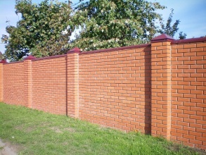 Кирпичный забор сплошной 90 метров фото цена за метр