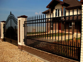 Сварные заборы с кирпичными столбами 12 метров фото в Мытищах