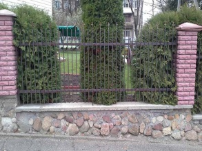 Сварные заборы с кирпичными столбами 80 метров фото в Мытищах