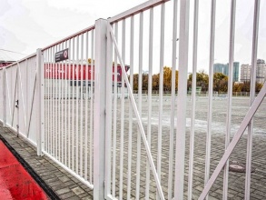 Сварные заборы с бетонированием столбов 200 метров фото с установкой