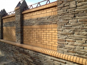 Кирпичный забор с камнем 8 соток фото с установкой