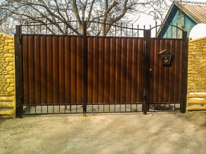 профнастил ворота распашные - пример 16 фото с установкой