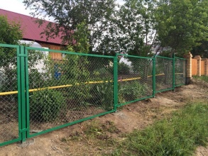 Забор из сетки рабицы в натяг секционный 8 соток фото под ключ
