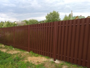 Забор из евроштакетника с бетонированием столбов 20 соток фото цена за метр под ключ