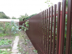 Забор из евроштакетника с забивными столбами 86 метров фото в Мытищах