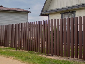 Забор из евроштакетника с забивными столбами 200 метров фото в Мытищах