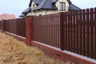 Забор из евроштакетника с кирпичными столбами 8 соток фото в Мытищах