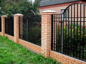 Кирпичный забор на ленточном фундаменте 15 соток фото недорого под ключ