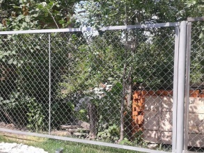 Забор из сетки рабицы в натяг секционный 10 соток фото с установкой